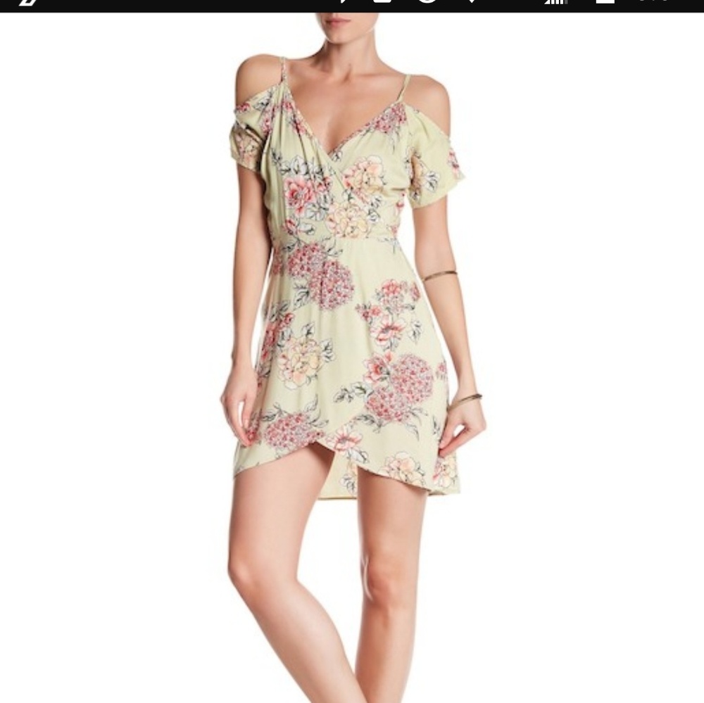 💙 NWT Angie floral, off shoulder, wrap dress